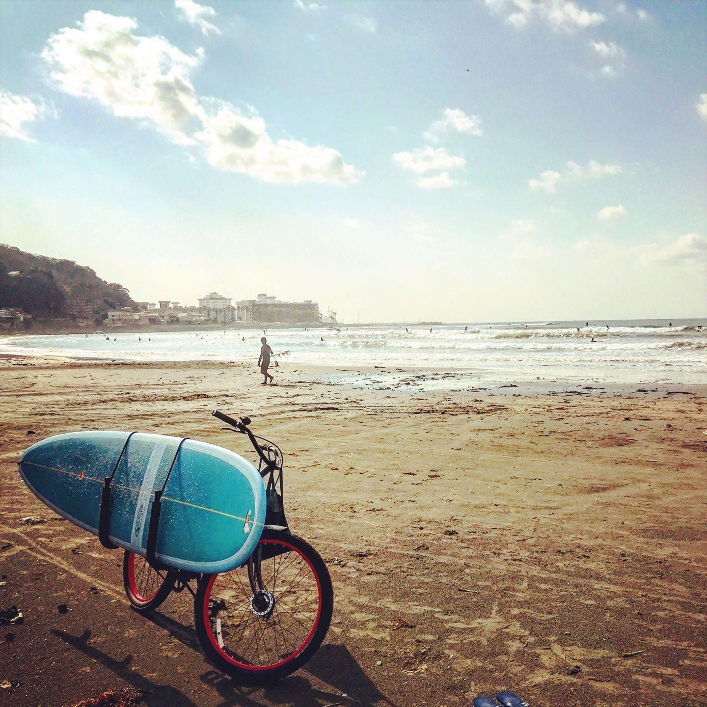 移住後に始めたサーフィンも、今では趣味のひとつに。(写真提供:松島倫明さん)