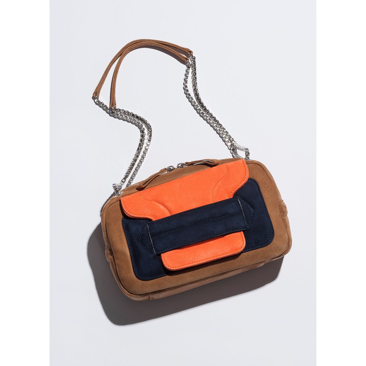 バッグ¥117,000(ピエール アルディ 東京)