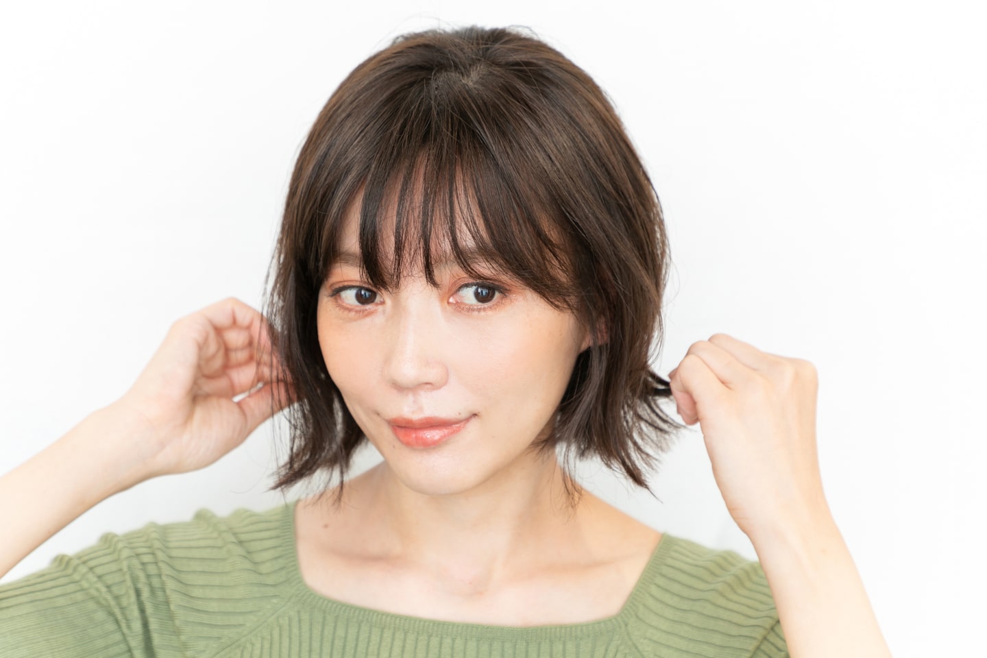 スタイリング剤を手のひらに伸ばしたら、指で毛先をつまむように束感を出す。