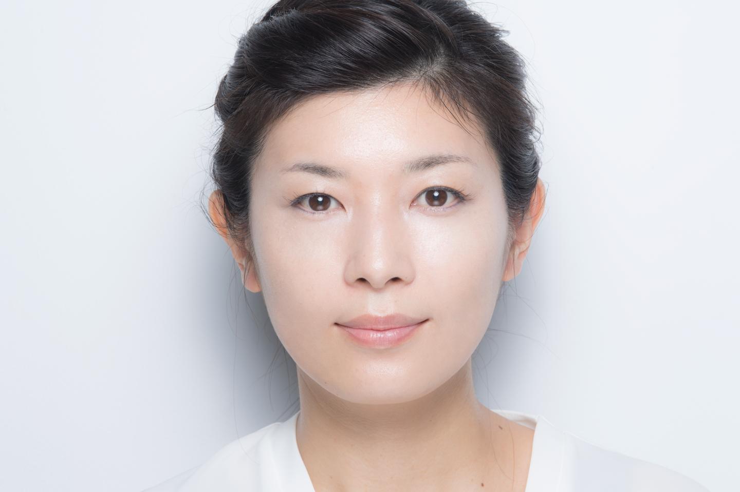 目の下にハイライトを仕込んだことで、肌のハリ感がアップして見える効果も。