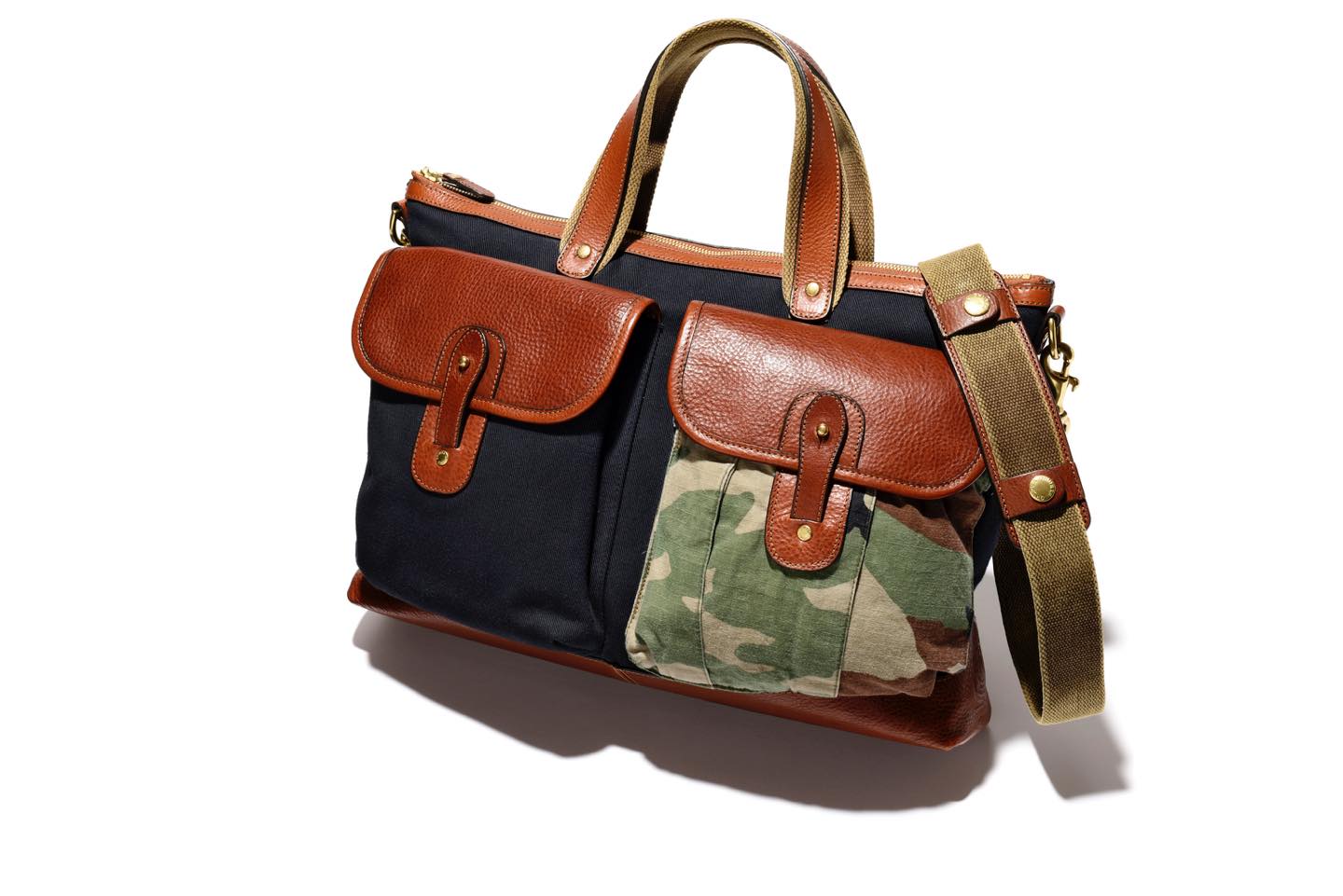 【W41×H32×D9cm】ブリーフケース¥250,000(シップス 銀座店〈グルカ〉)※サイズは編集部調べ