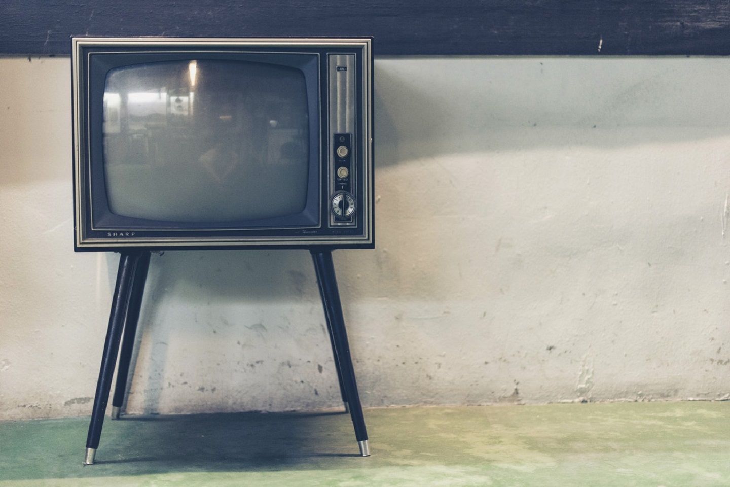 テレビのだら見で億万長者から遠ざかる