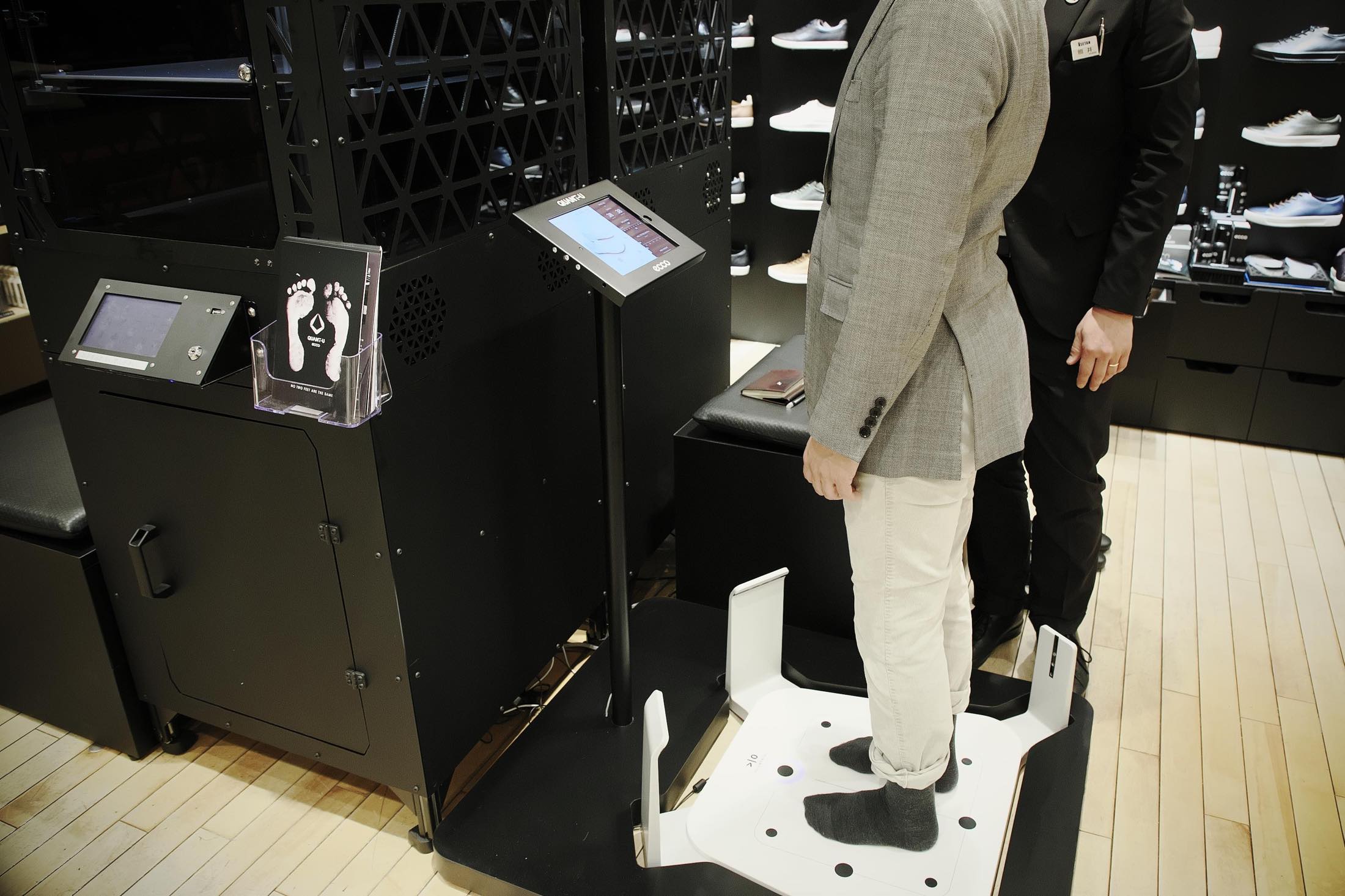 3D足形計測器で顧客の足形を立体的にスキャンする。精密に測定されるので、普段はき慣れた靴下がいい。