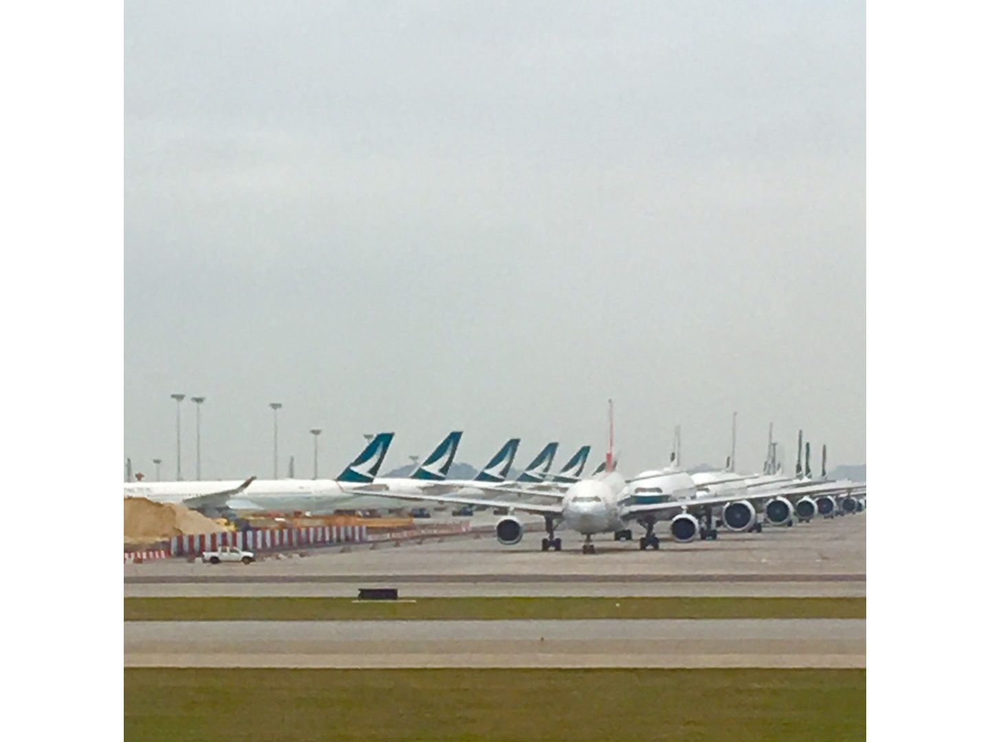 行先を失った飛行機がズラッと駐機されている