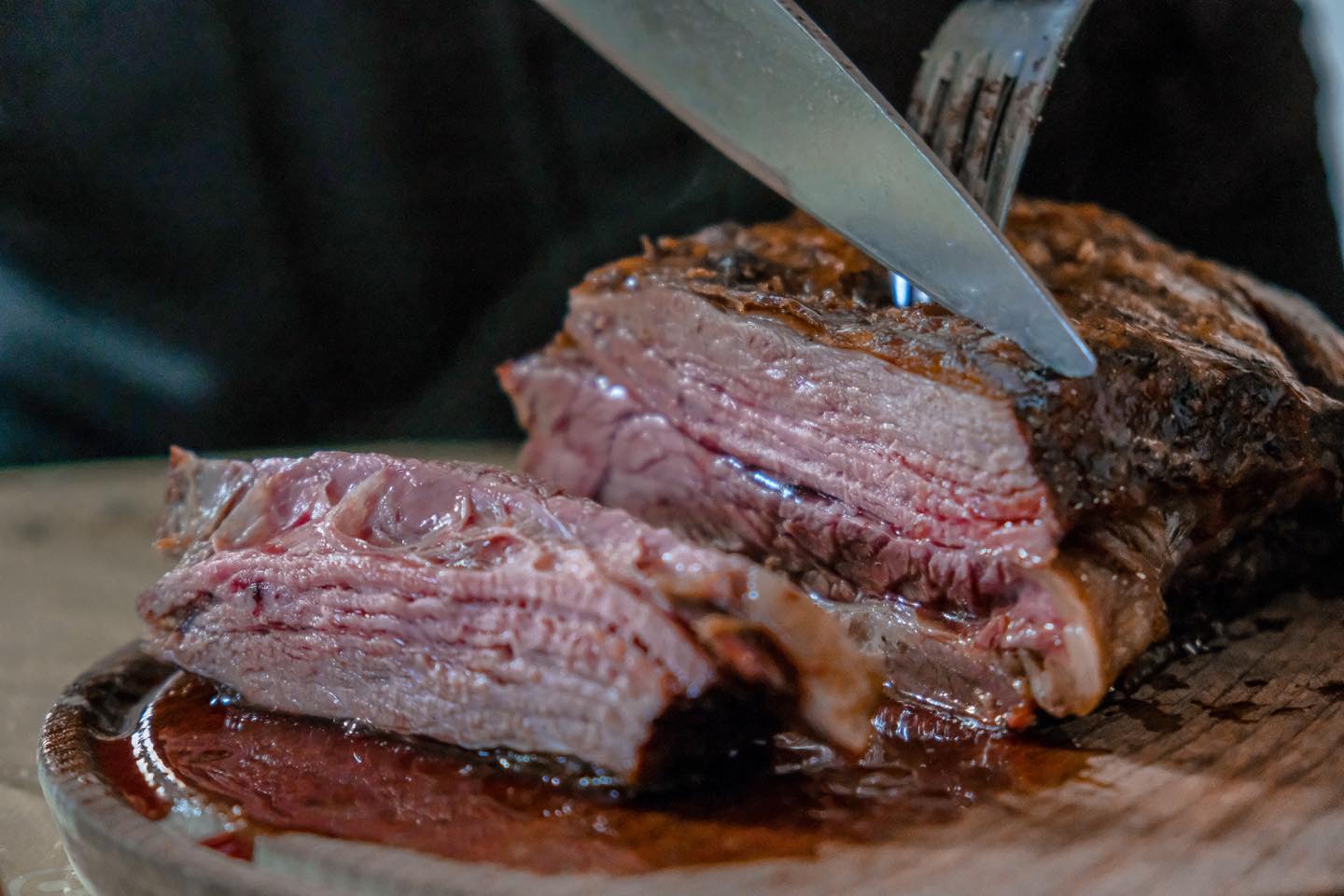 見てよし、食べてよしの大きなお肉は、盛り上がること間違いなし。
