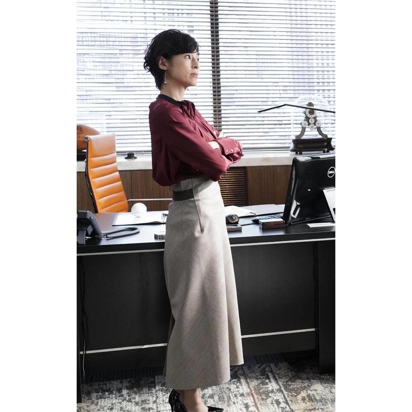 ■シルエットが美しい、鈴木保奈美さんの「ハイウエストスカート」の着こなしにも注目!