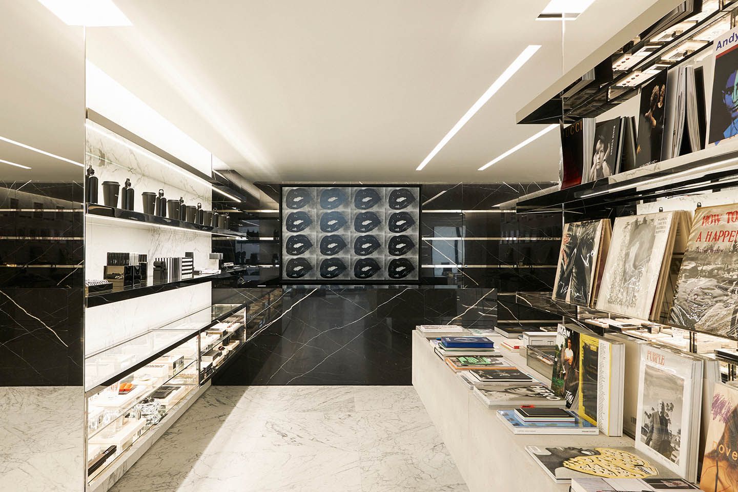 1階は、ラジカセ、スケートボード、靴などを展開。 COURTESY OF SAINT LAURENT