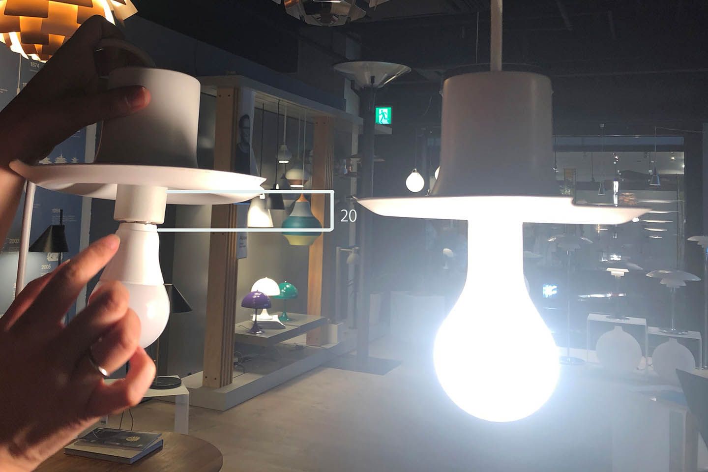 写真左/付属のLED電球は20mm程度ソケットが見えると、光源が真ん中に来るので理想的な明かりが得られます。写真右/ご自身でLED電球を用意される場合は、右のような全方向に光るタイプを選んでください。