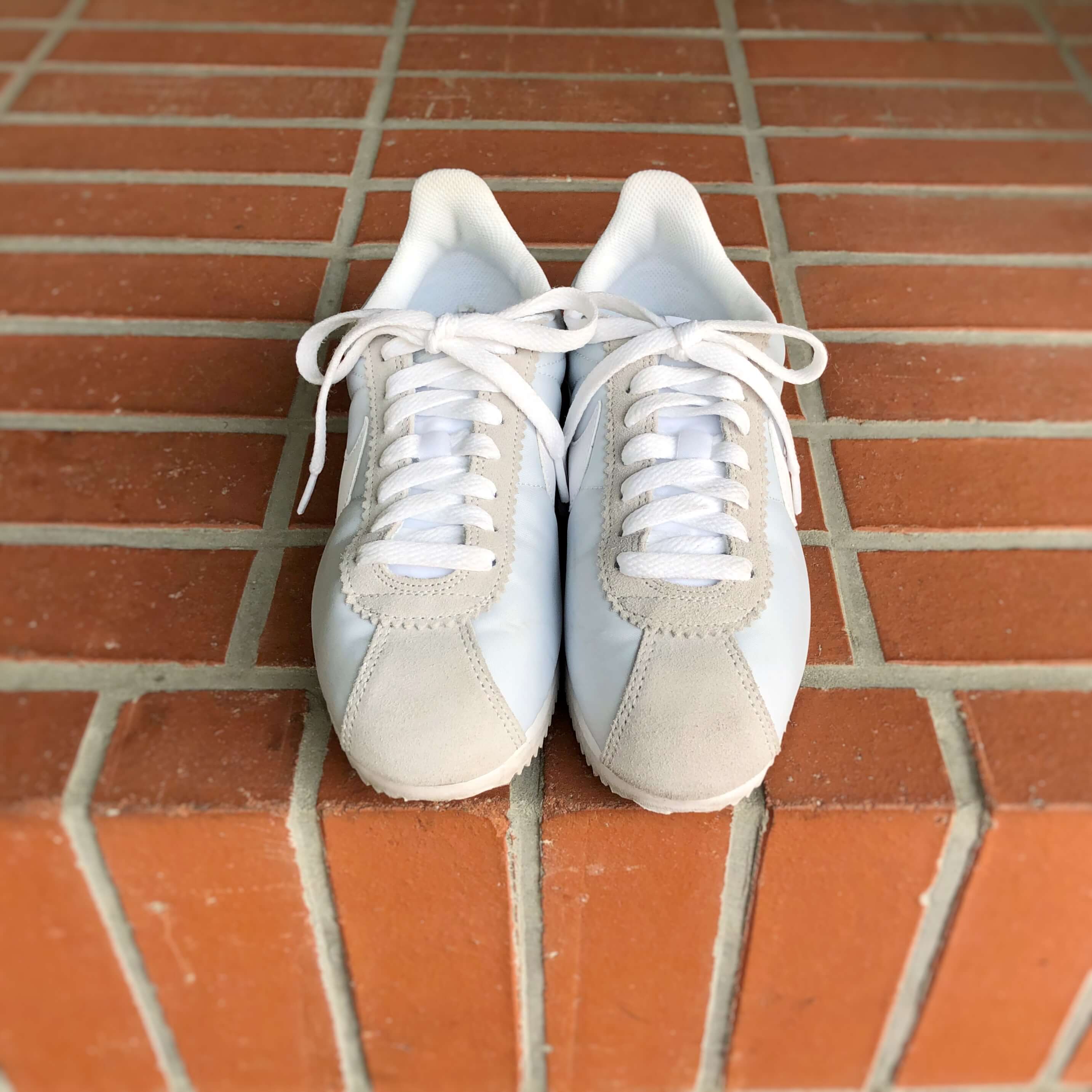 「コルテッツ」のなかでも「ナイキ クラシック コルテッツ」と呼ばれるモデルは、1972年に発表されたNikeの歴史に残るランニングシューズ。現行モデルの白は、シルバーっぽい光沢をもつナイロン素材にマットなスエードを重ねて、オールホワイトでも表情豊か。小足に見える優秀なデザインだけでなく、はき心地も抜群に軽やかです。靴/Nike