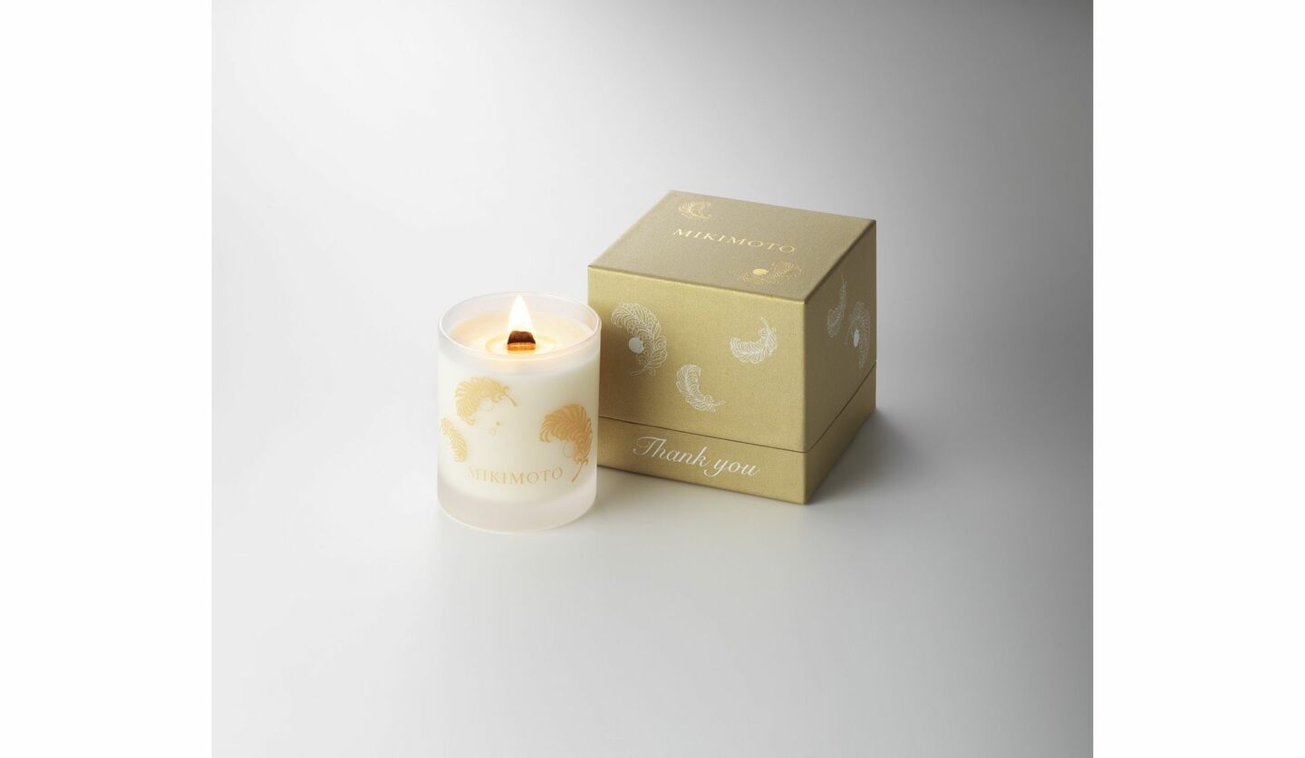 ミキモトが発売する「Mikimoto Aroma Candle」・羽根がモチーフにデザインされたアロマキャンドル