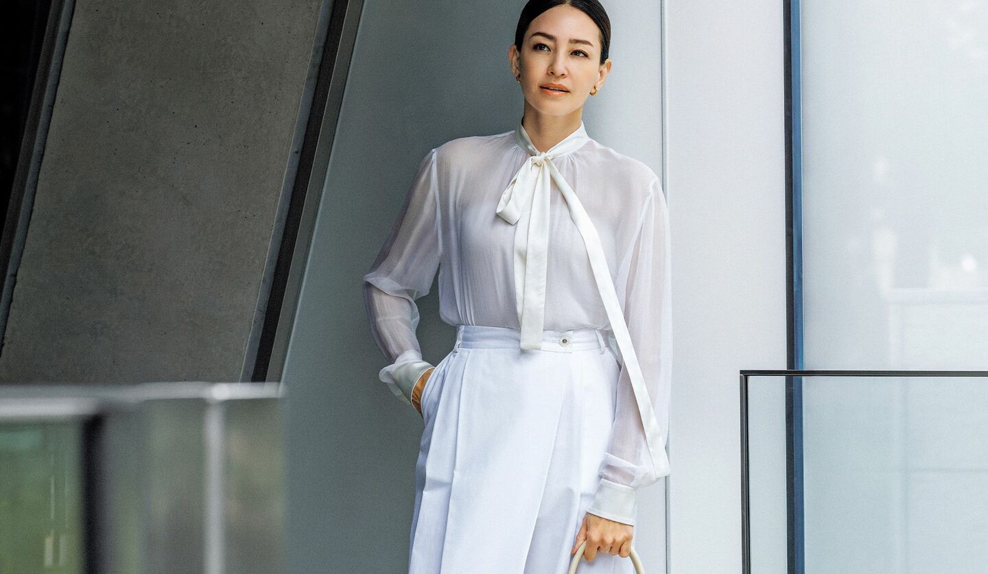 ホワイトワントーンのコーディネートを着用したモデルのRINAさん