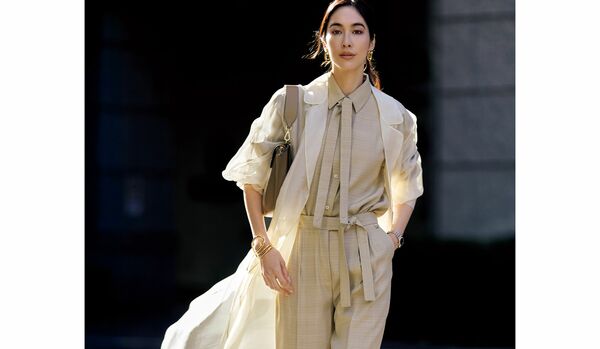 しなやかな「ヘルノ」のワイドパンツで都会的なこなれ感を纏って｜印象が軽やかにシフトするベージュボトム