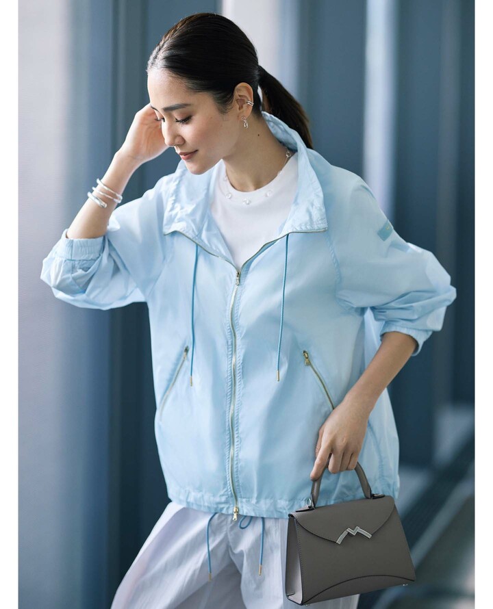 「タトラス」のスプリングアウターをまとったモデルのAtsukoさん