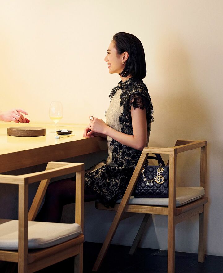 ディオールのワンピースを着用したモデルの土屋巴瑞季さん