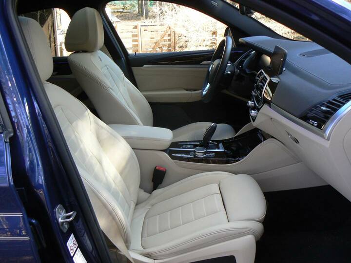 背もたれ上部にアルピナのメタルエンブレムが装着されるフィット感のいいレザーシート。