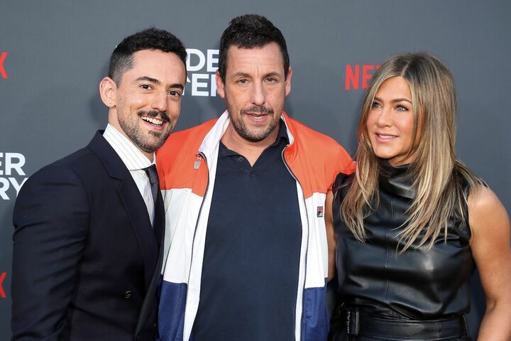 左から共演のルイス・ヘラルド・メンデス、アダム・サンドラーと。