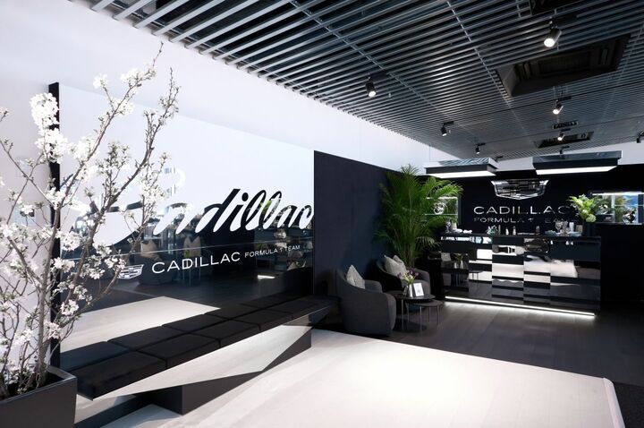 パドッククラブには見ごろの桜も加わり、日本グランプリへの期待は高まるばかり。