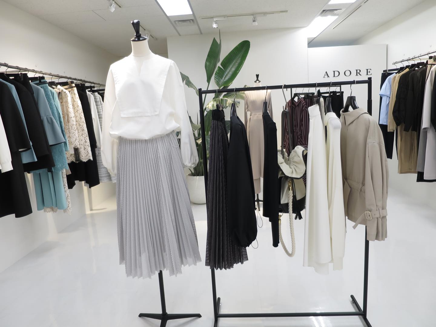 今回の展示会でキーアイテムになっていたプリーツスカート。カラーバリエーションやデザインも様々。