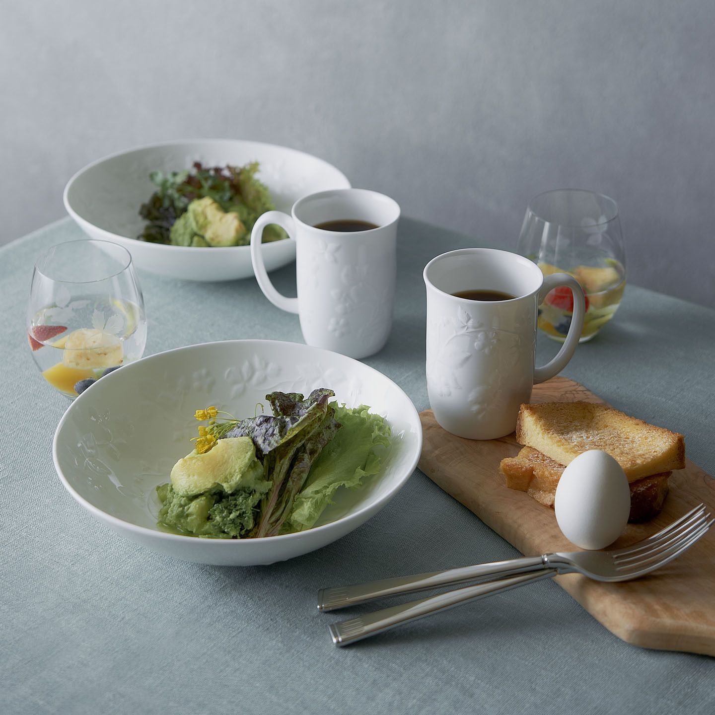 <ワイルド ストロベリー ホワイト>マグ(280ml)¥3,000・ボール(22cm)¥3,500
