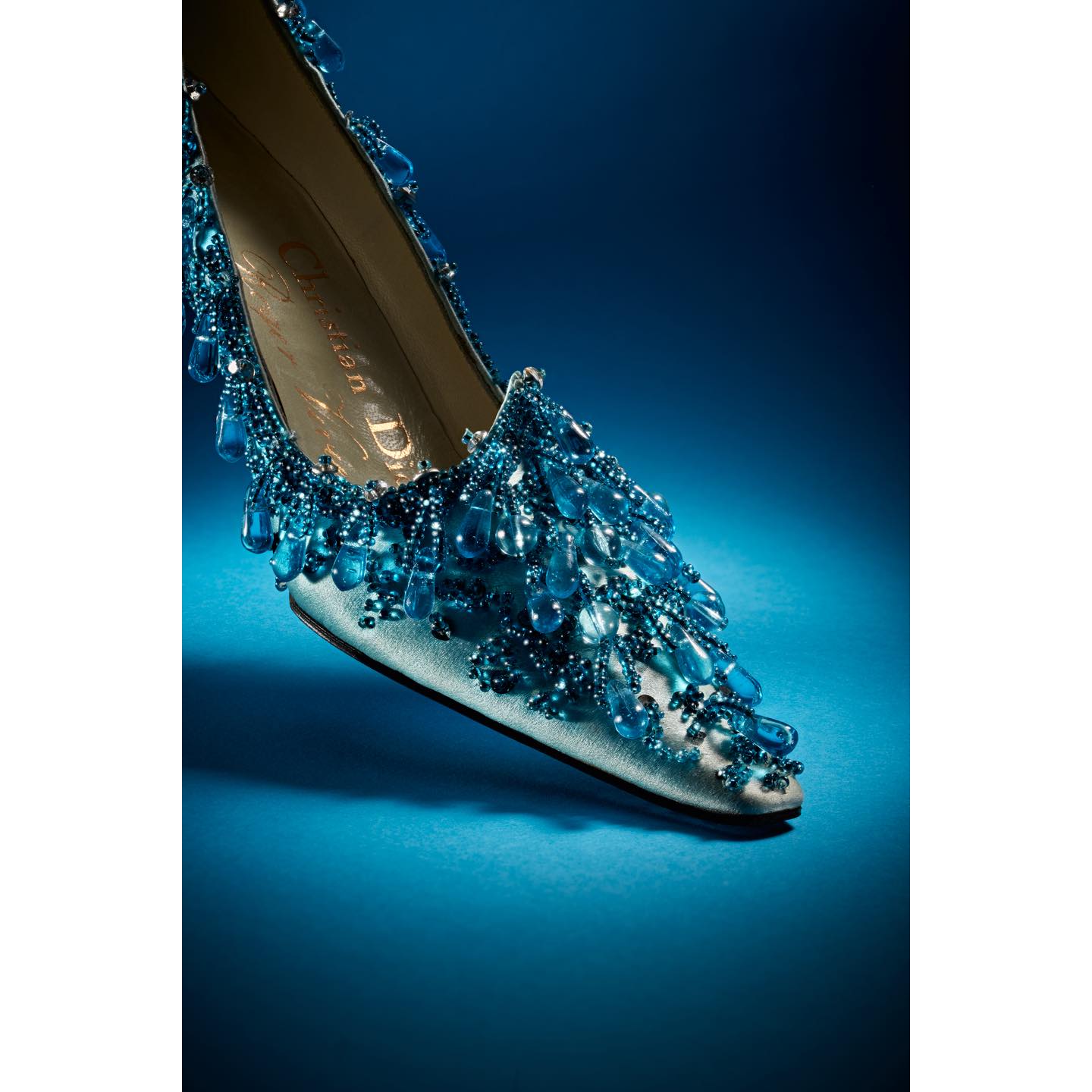 シルクサテンに雫のようなビーズがついたイヴニング・パンプス。「ルイ15世 」ヒール。1960年 Christian Dior by Roger Vivier. The Metropolitan Museum of Art collection, New York. ©︎Gérard Uféras
