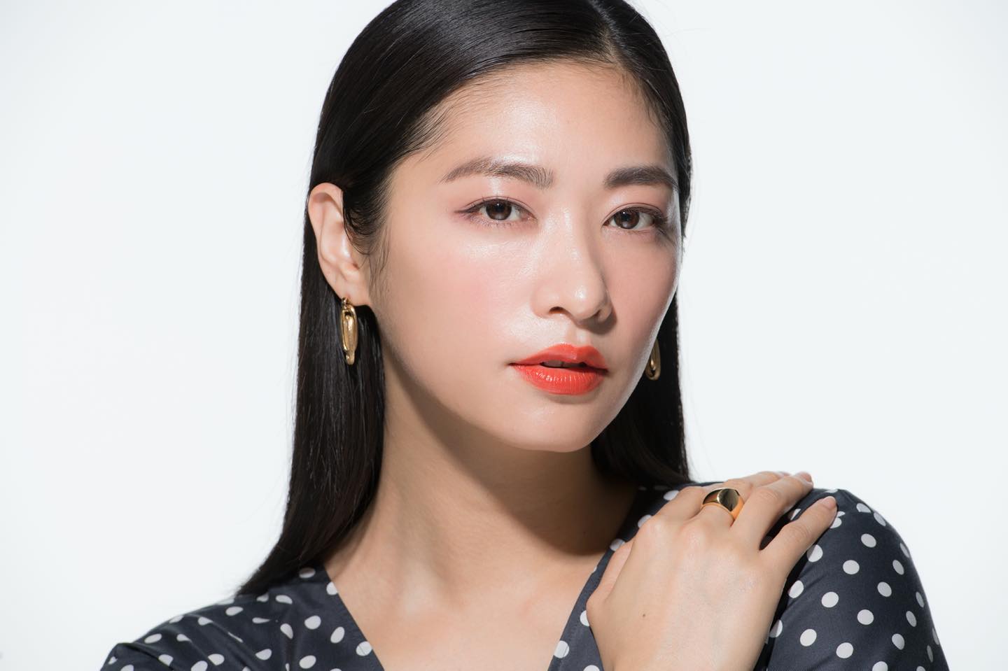 ほんのりモード感のある、ビターな美人顔が実現。