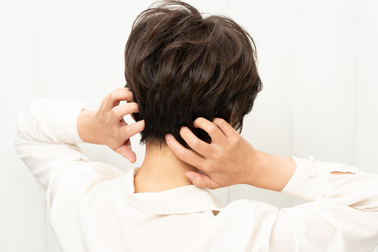 マジックカーラーを取り外したら、手のひらにシアバターをなじませて襟足を抑える。量は小指の爪くらいを意識して。