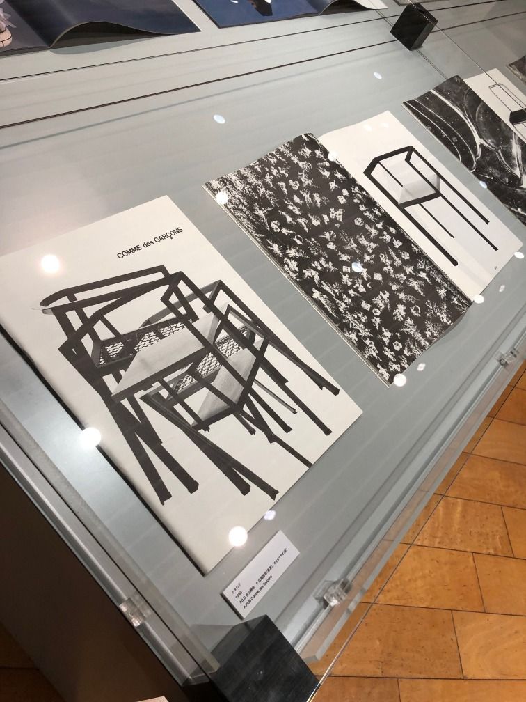 貴重なコム デ ギャルソン家具のカタログも