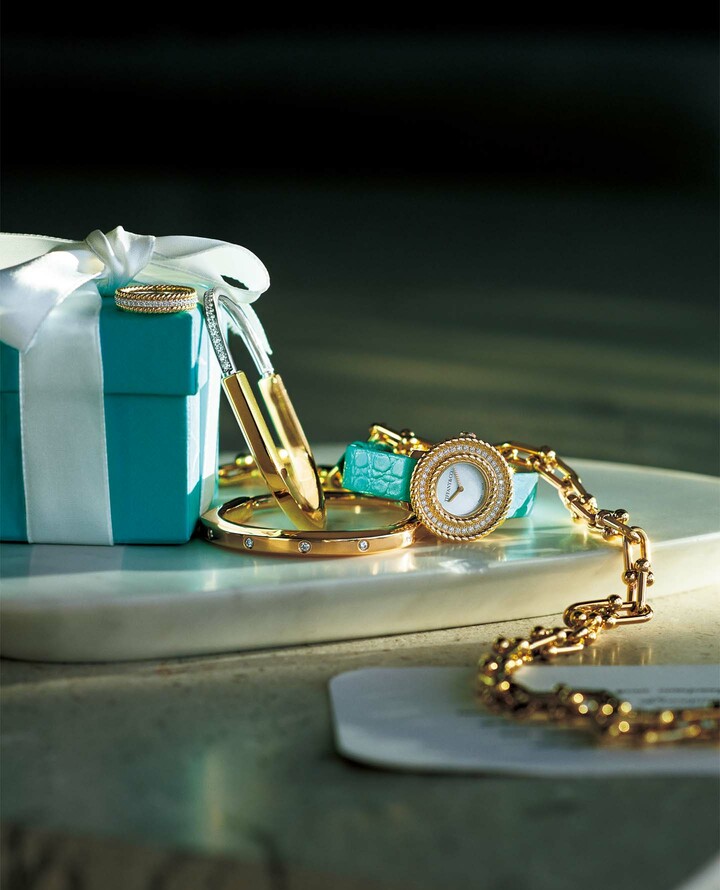 プレートに並んだティファニーのダイヤモンドジュエリーと時計