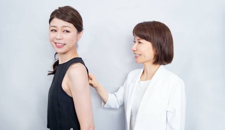 並んでいる二人の女性 ストレッチの指導をしている