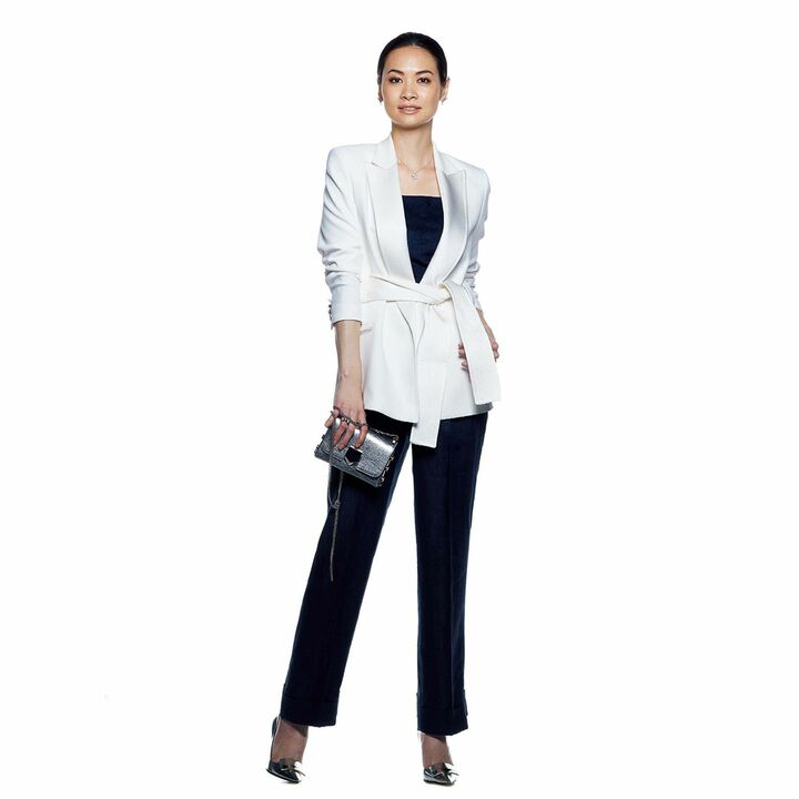 ジャケット［共布ベルト付き］￥199,000（エストネーション〈パラス〉）、ビスチェ￥32,000（コロネット〈エアロン〉）、パンツ￥34,000 （MOGA）、ピアス￥1,770,000・ネックレス￥560,000・リング￥406,000（TASAK〈I TASAKI〉）、バッグ￥163,000（JIMMY CHOO）、靴￥99,000（セルジオ ロッシ）