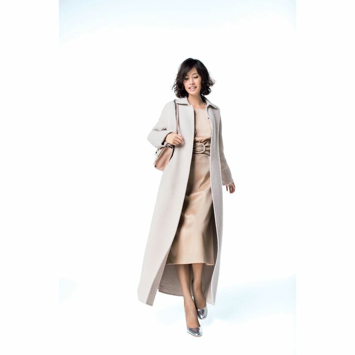 ウールベースのコート（ザ シークレットクロゼット神宮前〈シクラス〉）、トップス（バイ マレーネ ビルガー 青山店）、スカート［ベルト付き］（ADORE）、ネックレス（ダミアーニ 銀座タワー）、バッグ（JIMMY CHOO）、靴（セルジオ ロッシ）