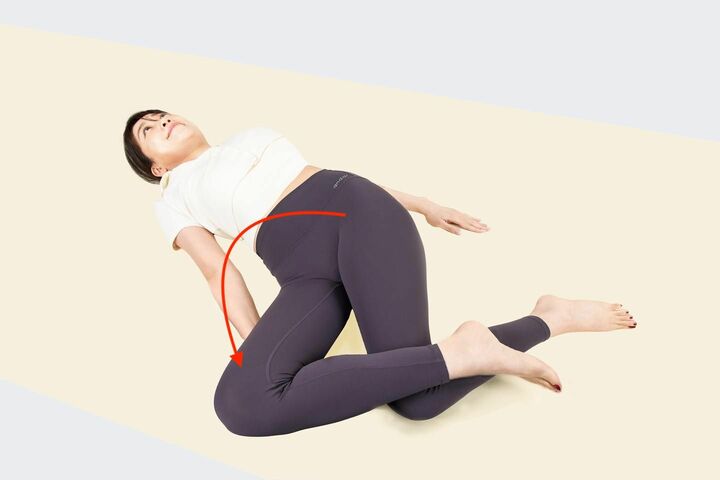 左の足首を引っかけたまま、両脚を右に倒す
