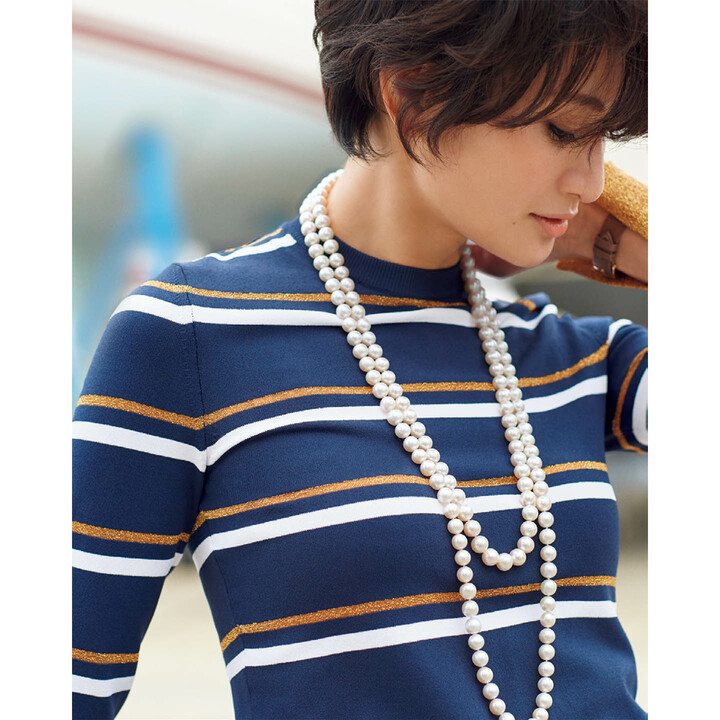 ニット￥56,000（エストネーション〈セドリック シャルリエ〉）、パールネックレス［90cm］￥90,000・［70cm］￥72,000（チェルキ〈ミッレ〉）