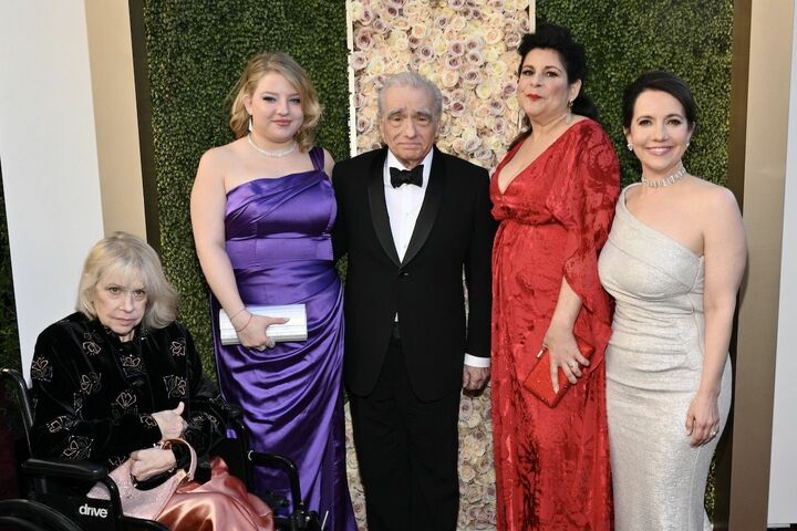 2024年、第81回ゴールデングローブ賞授賞式にて、左から妻のヘレン・モリス、ヘレンとのあいだの子フランチェスカ、最初の妻とのあいだの子キャシー、2番目の妻とのあいだの子ドメニカ。