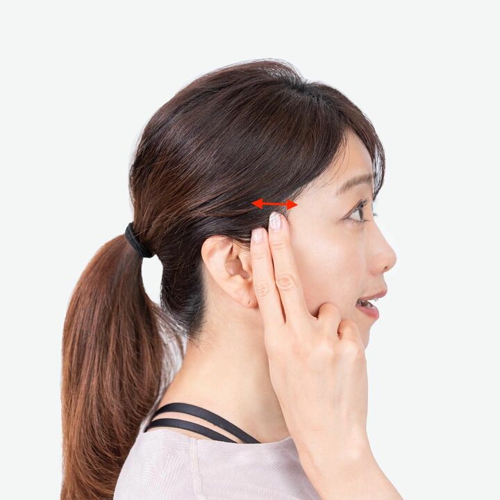 人さし指と中指の腹で軽く圧をかけながら小刻みに左右に動かす