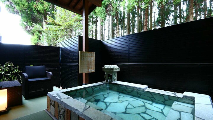 熊本県山鹿市にある「平山温泉 上田屋」の客室露天風呂