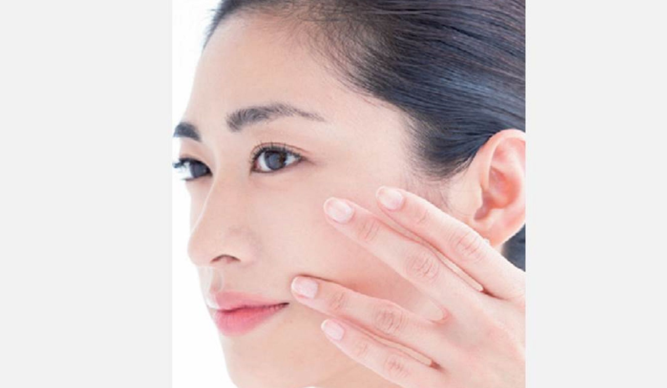 口角から耳の前のくぼみには大頬骨筋が通っている。この上を左手の薬指でなぞって。皮膚が動かないくらい優しくがポイント!