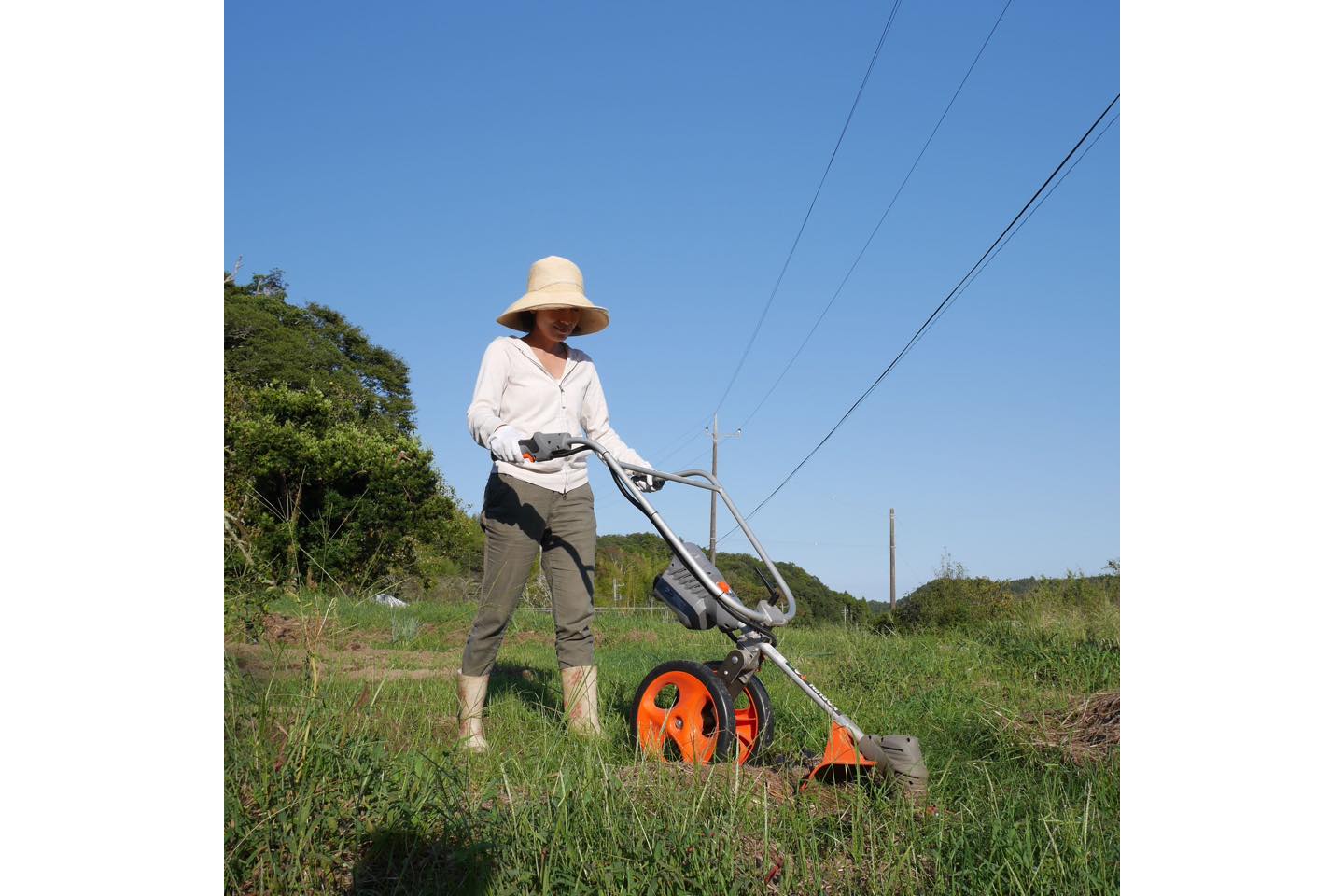 今年は、私でも安全&簡単に扱える「充電式×手押し式」の草刈り機を購入。二人掛かりで雑草と奮闘しています!