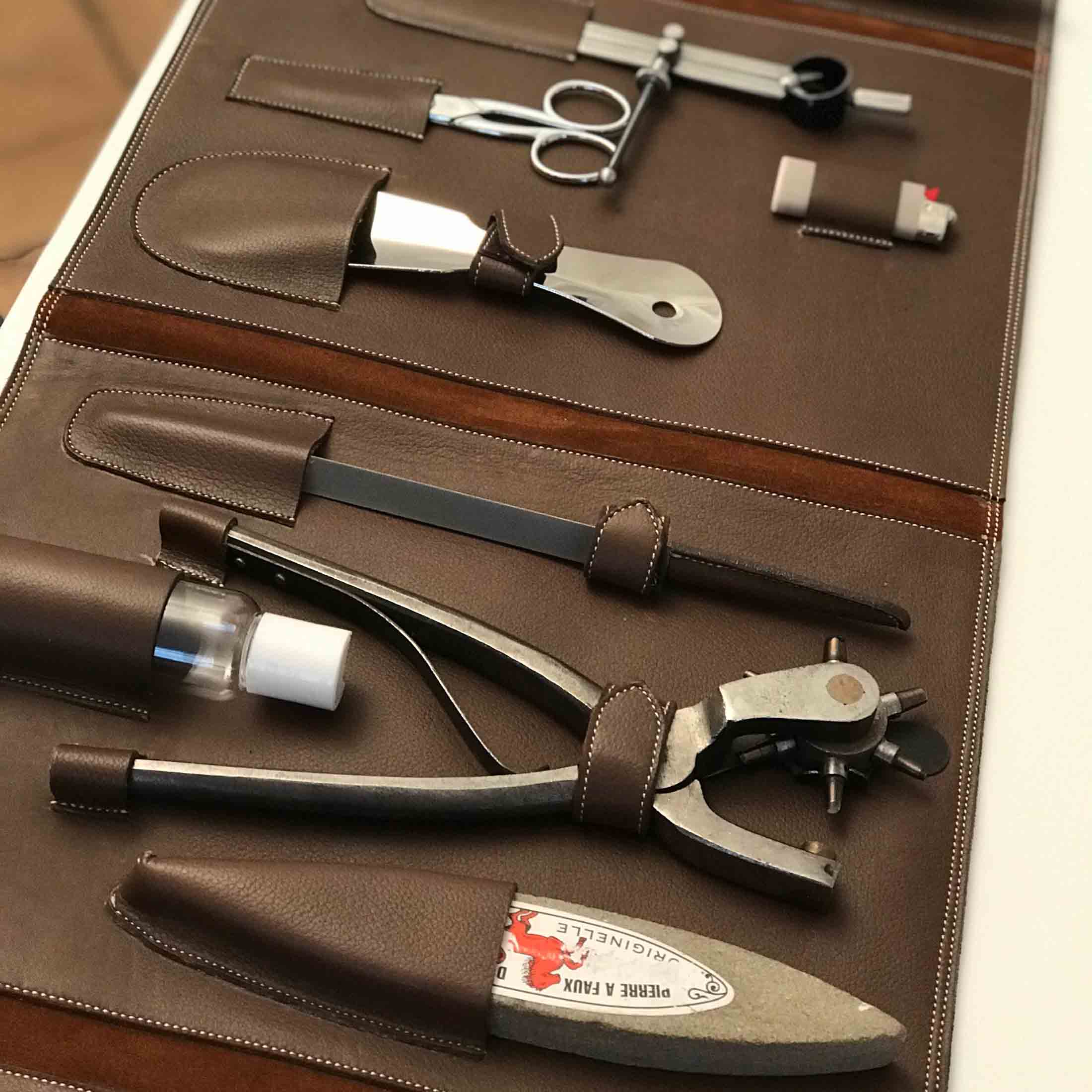 機能美をたたえている靴作りのための道具類。