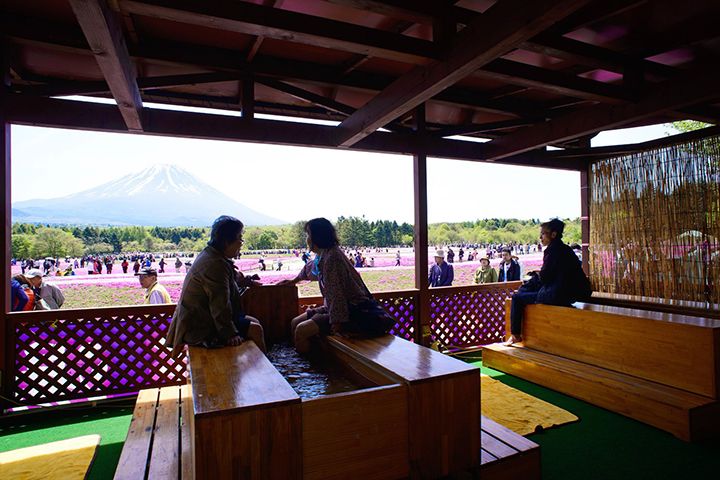 毎年好評の展望台の足湯