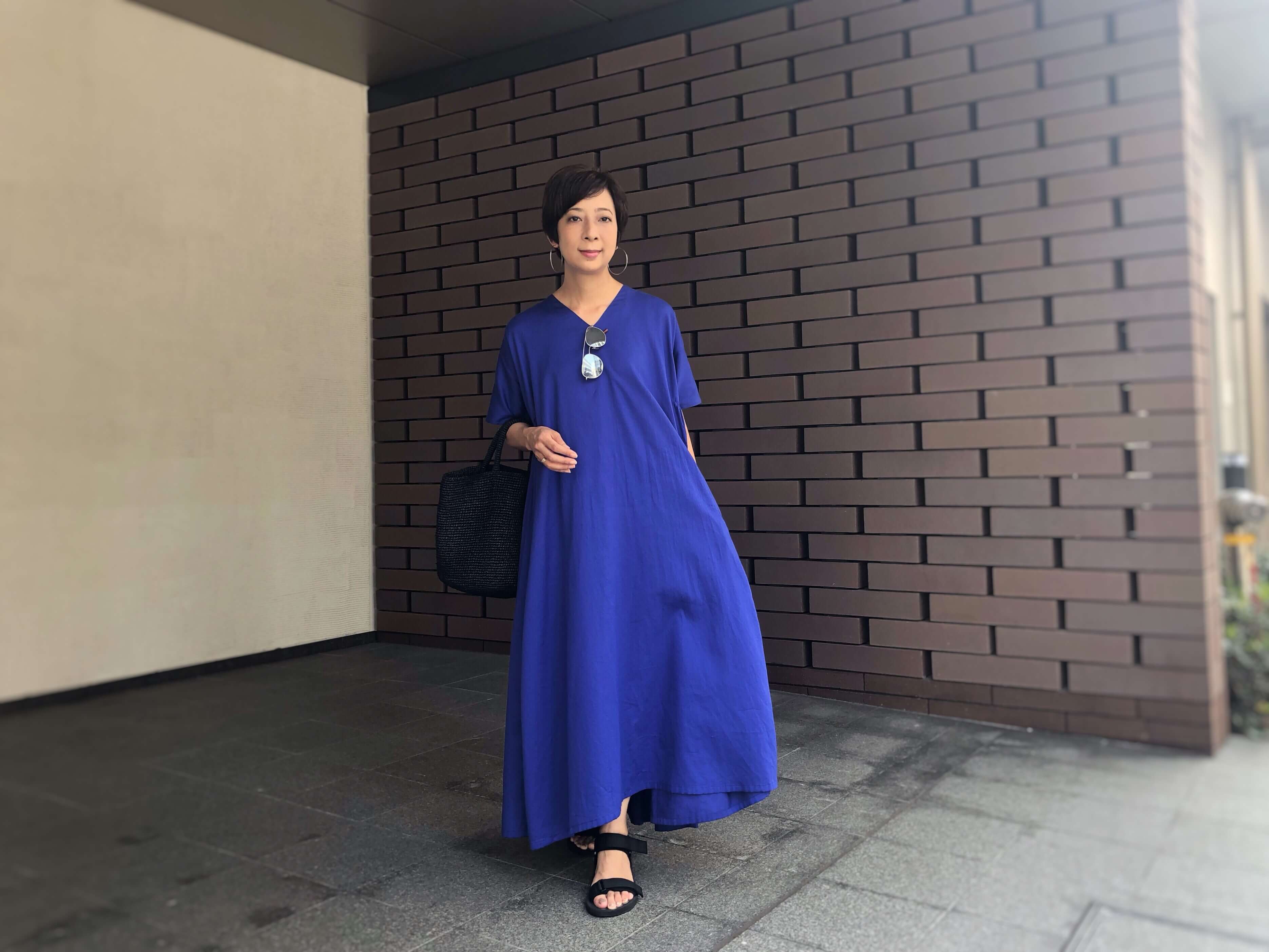 バーニーズ ニューヨーク銀座店で見つけたワンピースは、すそが後ろに向かって長くなるデザイン。背中側にはギャザーが入っていて、後ろ姿もドラマティックです。ワンピース/BLACK CRANE サングラス/プラダ バッグ/Sans Arcidet サンダル/Uniqlo U