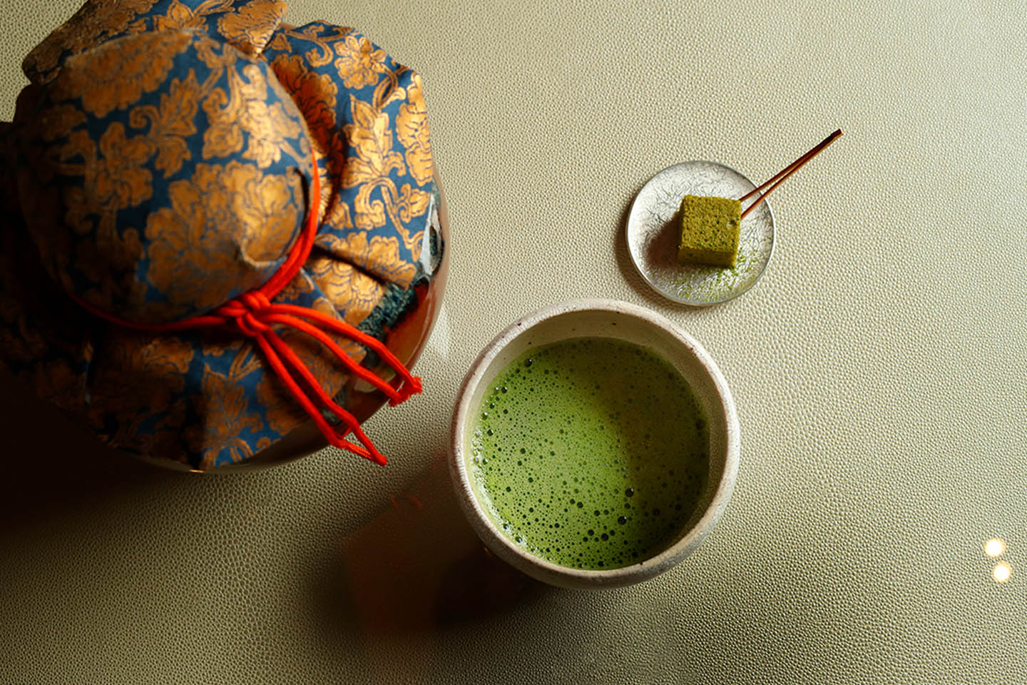 最初にサーブされる「蔵出し濃茶」と「蔵出し薄茶ケーキ」