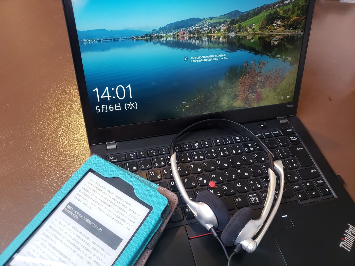 リモートワークに必須なものは、PC、携帯、マイク付きヘッドフォン