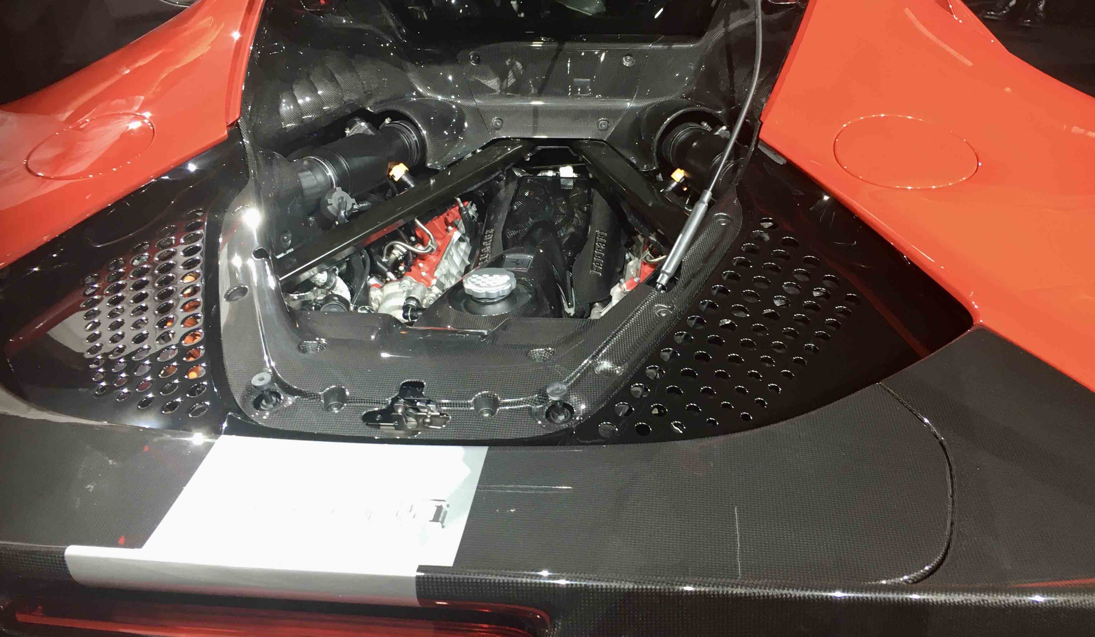 V8エンジンの搭載位置は驚くほど低い。