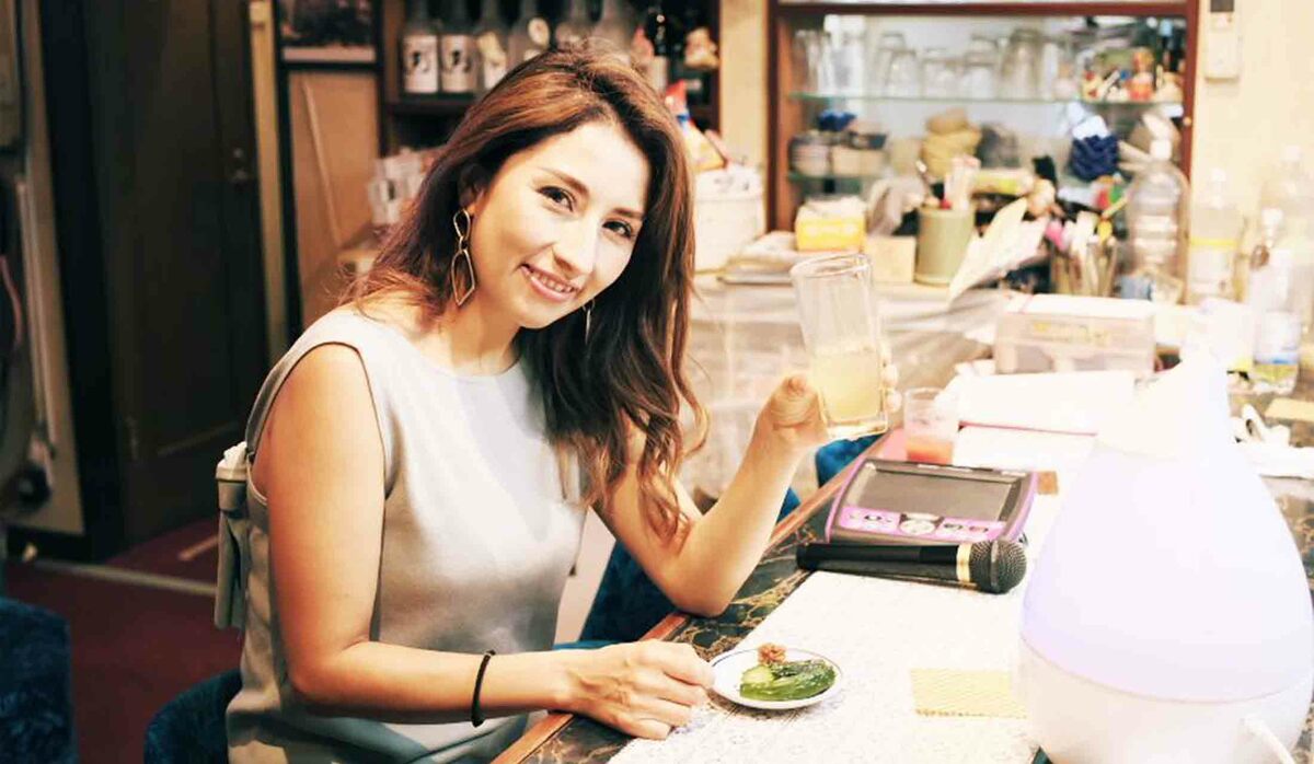 真夏はプールよりも美女と昼スナック!今日はカットモデル・小林 真夏はプールよりも美女と昼スナック!今日はカットモデル・小林