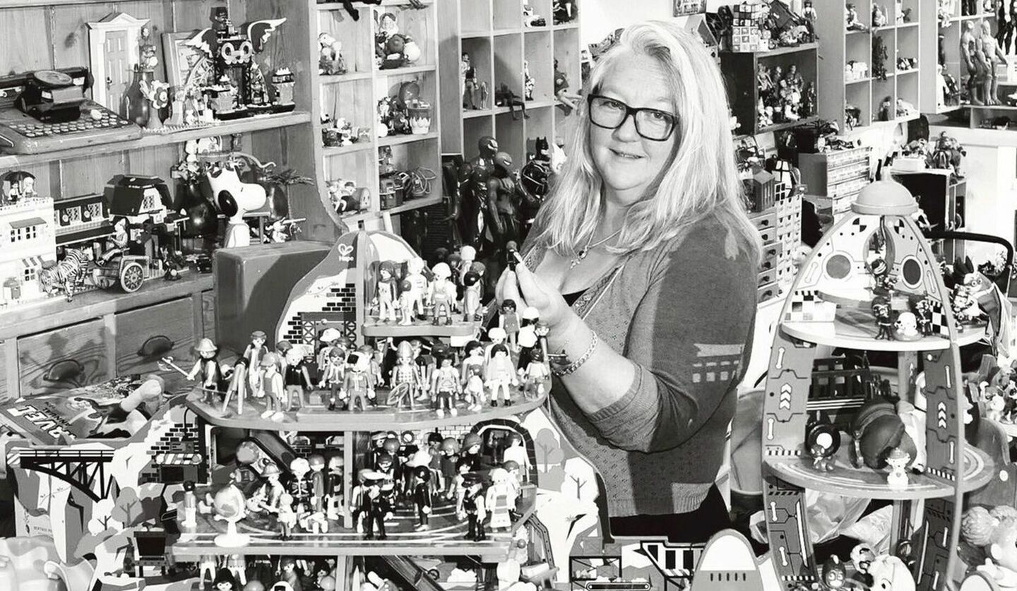 「ザ・トイ・プロジェクト」共同創始者ジェーン・ガーフィールドさんとリサイクルおもちゃの白黒写真