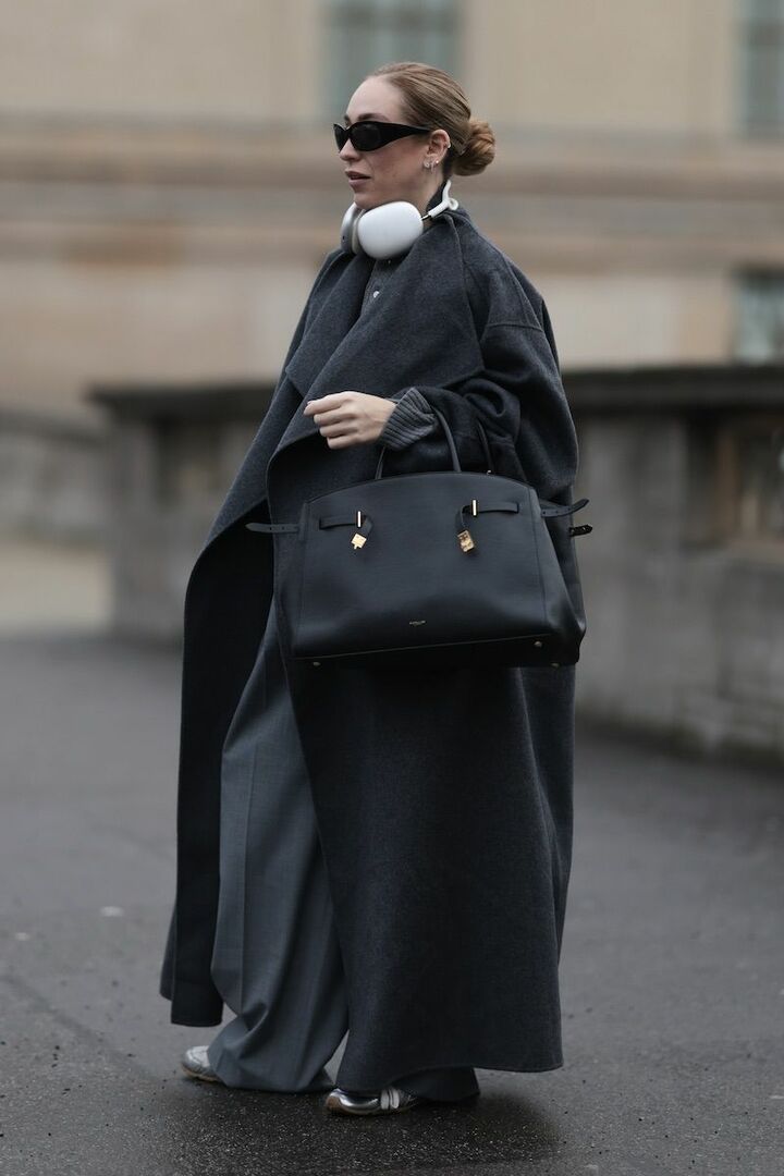 髪をまとめつつ、白のヘッドフォンを迎えて視線を上に集めれば、オーバーシルエットも好バランス。