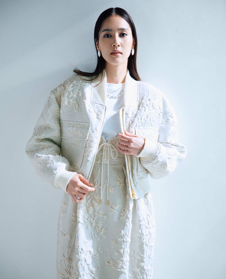 タトラスの秋冬コレクションウエアを着用したモデルのAtsukoさん