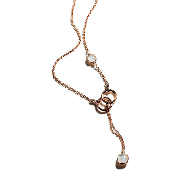 絶妙なニュアンスを与えてくれる乳白色のホワイトトパーズ。まろやかで幻想的な白は大人だからこそ似合うものです。ネックレス￥1,050,000［ローズゴールド×ホワイトゴールド×マザーオブパール×ホワイトトパーズ×ダイヤモンド］【長さ：約53cm】（ポメラート・ジャパン）　［Precious2019年6月号114ページ］