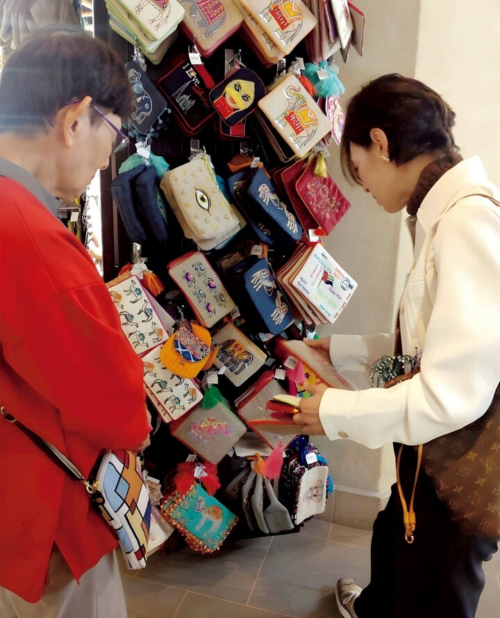 ドバイ観光中の鈴木保奈美さん